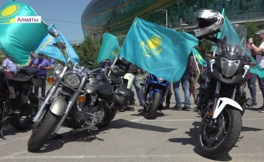 Мемлекеттік рәміздерге 30 жыл: Алматыда байкерлер шеруі өтті