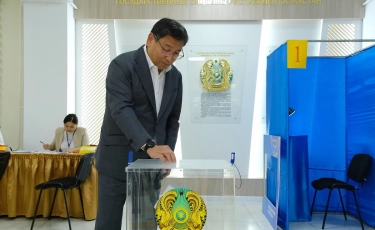 Алматы әкімі әйелімен бірге референдумда дауыс берді