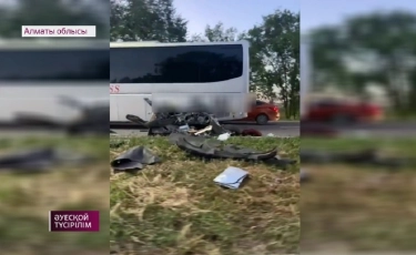 Автомобиль разорвало на части на трассе близ Алматы 