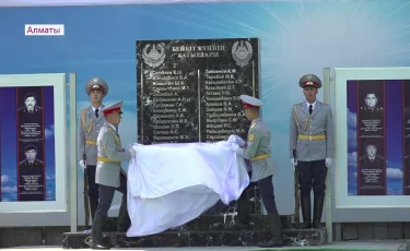 Монумент полицейским, погибшим при исполнении долга, открыли в Алматы