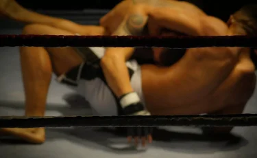 Қазақстан тумасы UFC турнирінің басты жекпе-жегінде қарсыласын нокаутпен жеңді