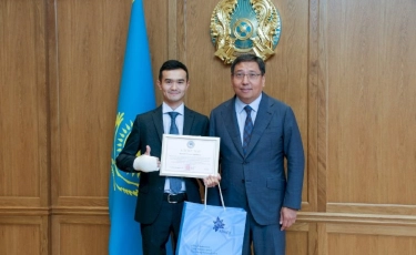 Алматы әкімі автобуста әйелді құтқарған Райымбек Медетбекті марапаттады
