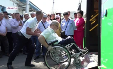 Как помочь человеку с инвалидностью попасть в общественный транспорт