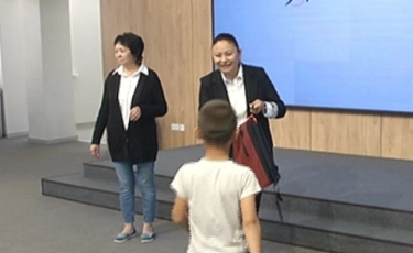 «Мектепке жол»: Алматыда 100-ден астам оқушы сабаққа қажетті құралмен қамтамасыз етілді