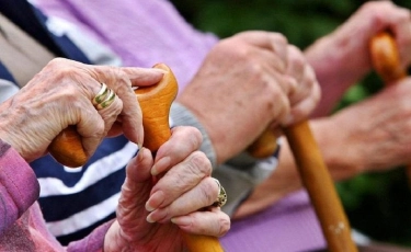 Елімізде әйелдердің зейнетке шығуы 61 жас деңгейінде бекітіледі