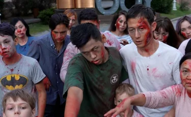 Зомби в городе: герои фильмов-ужасов отбирают телефоны у горожан