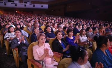 С Днем учителя поздравили педагогов Алматы