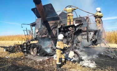 Қызылорда облысында егістік басында комбайн өртеніп кетті