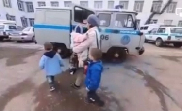 Жалғызбасты ана үш баласымен аялдамада түнеп жүрген