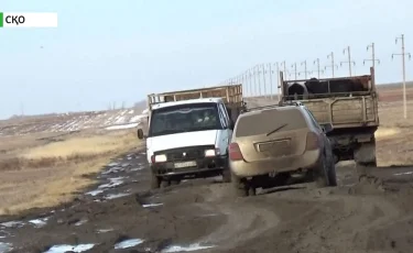 По колено в грязи: жители СКО жалуются на ямы и выбоины на дороге областного значения