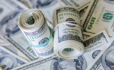 За сколько продают доллары в обменниках Алматы 23 ноября