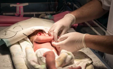 Дәрігерлердің салғырттығынан шала туған нәрестенің қолы кесілді