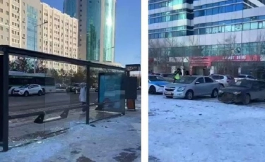 Елордада жүргізушісі жоқ көлік аялдамаға соқтығысты
