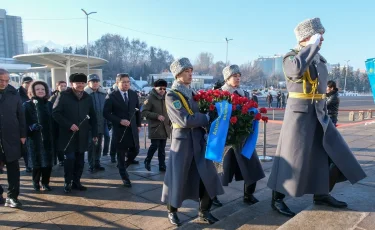 В Алматы возложили цветы к монументу Независимости