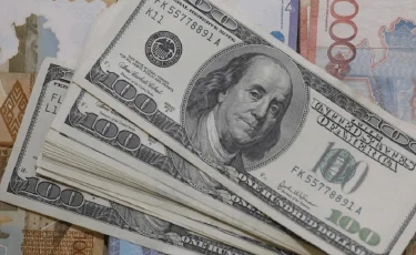 За сколько продают доллары в обменниках Алматы 17 декабря