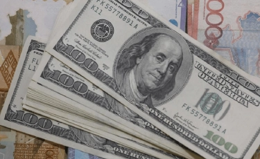 За сколько продают доллары в обменниках Алматы 17 декабря