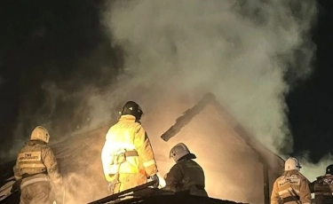 Өскеменде өрт сөндірушілер өртеніп жатқан үйден 4 адамды алып шықты