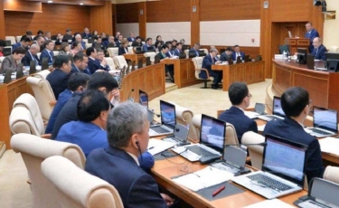 Мәжілістің жалпы отырысы қаңтар құрбандарын бір минут үнсіздікпен еске алудан бастады