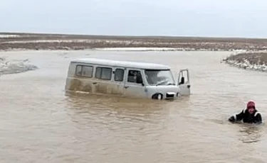 Потоки воды разрушили сельскую дорогу в Актюбинской области