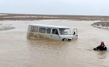 Потоки воды разрушили сельскую дорогу в Актюбинской области