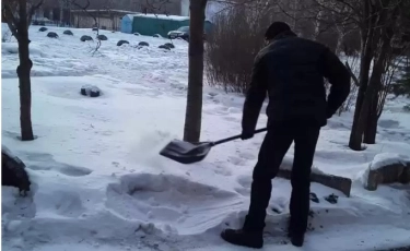 Өскемен тұрғыны бұрынғы әйелін боқтағаны үшін көшеде қар күреп жүр