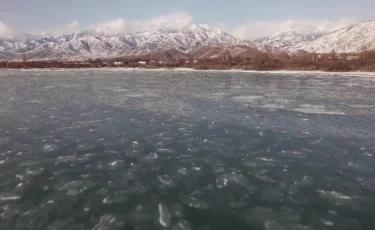 Аномальные морозы сковали льдом озеро Иссык-Куль