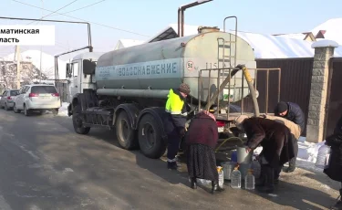 Вода замерзла: казахстанцы несколько дней живут без живительной влаги