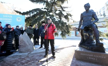 Медеуде Анатолий Букреевтің мүсіні орнатылды