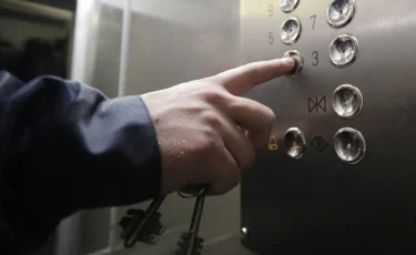 Елордада ер адам әйелін лифтіде соққыға жыққан