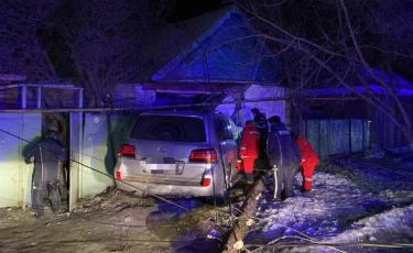 Бір адам қаза болды: Оралда көлік ұрлаған ер адам жол апатына себеп болды