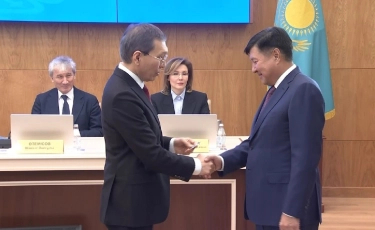 ОСК жаңа сенаторларға куәлік пен төсбелгі табыстады