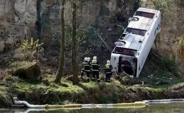 Перуде автобус жардан құлап, 25 адам мерт болды