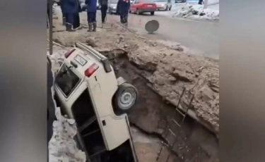 Семейде көлік шұңқырға аударылып кетті