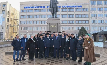 Президент жазушы Шерхан Мұртазаның ескерткішіне гүл шоғын қойды