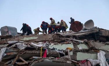 Просто чудо: в Турции на девятые сутки под завалами обнаружили выжившего