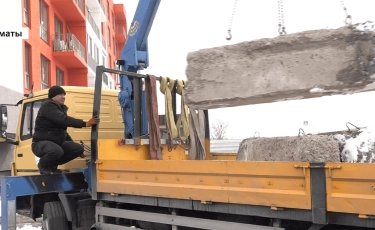 Неліктен қала тұрғындарының тұрғын үй кешеніне өтетін жолын бетон блоктармен жауып тастаған