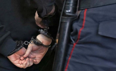 Шымкентте қару ұстаған ер адам қару-жарақ дүкеніне шабуыл жасады