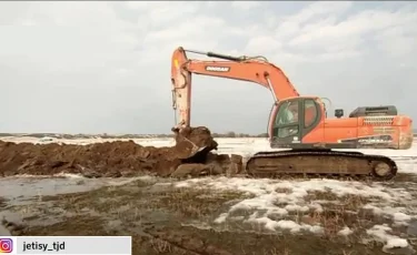 Паводки в области Жетысу: талая вода затопила дворы и поля