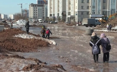 Астанада 4 мыңнан астам бала мектепке балшық кешіп, баруға мәжбүр