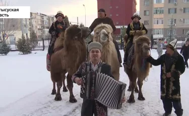 На верблюдах и с гармошкой приехали голосовать жители Талдыкоргана 