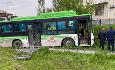 Автобус без водителя насмерть сбил пешеходов в Шымкенте 