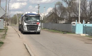 Не выдерживают: в Алматинской области дороги портятся из-за большегрузных машин