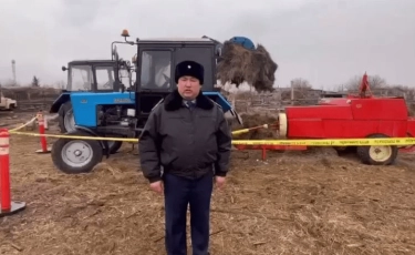 Подросток погиб под прессом для тюкования сена в области Абай