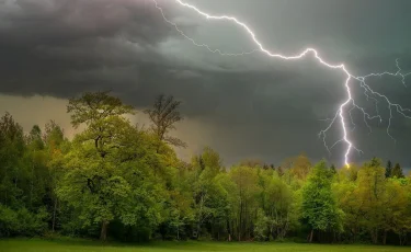 Күн күркіреп, жел күшейеді: Қазақстанның қай өңірінде дауылды ескерту жарияланды