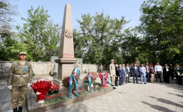 Никто не забыт: в Алматы возложили цветы к мемориалу на Центральном кладбище