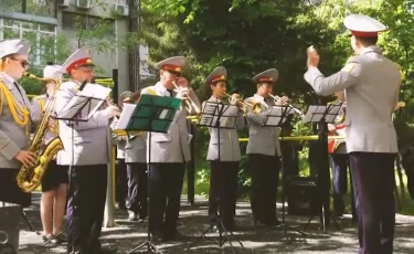  Песни военных лет для ветерана ВОВ исполнили полицейские Алматы