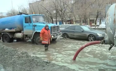 Не заплатили: водители ассенизаторов требуют оплату за свой труд