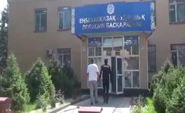 Родной человек: подозреваемого в изнасиловании своих двух дочерей задержала полиция