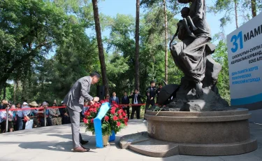 Ерболат Досаев саяси қуғын-сүргін құрбандарын еске алу күніне арналған рәсімге қатысты