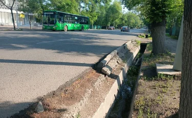 На одном из центральных проспектов Алматы проводятся ремонтные работы